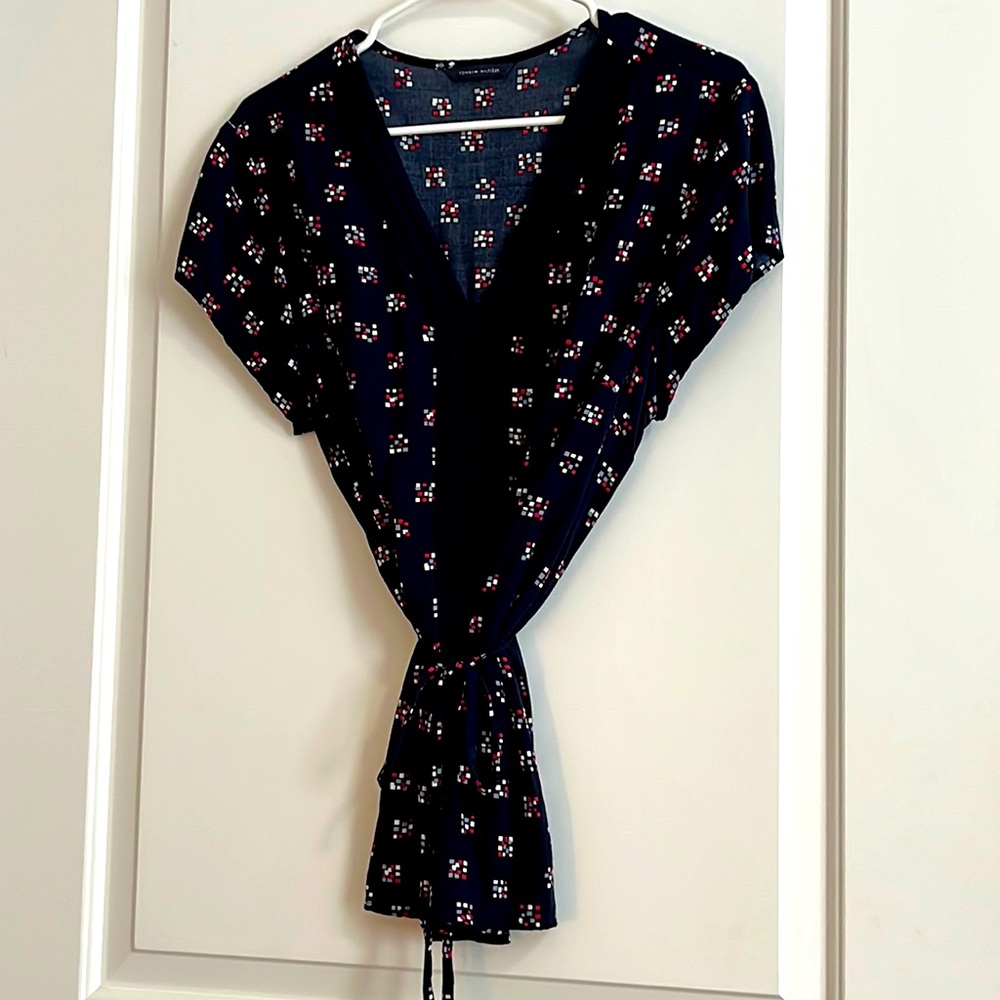 Pintuck blouse with v-neck and optional tie belt